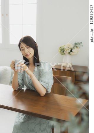 コーヒーを飲む女性 129250417