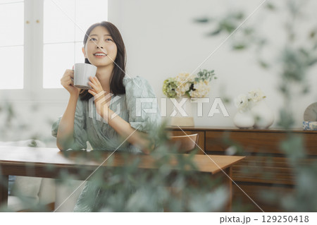 コーヒーを飲む女性 129250418