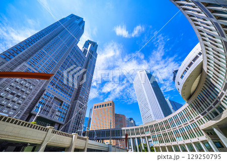 日本の東京都市景観8月5日。東京都庁やオフィスビル群などを望む…新時代へ、希望の光… 129250795