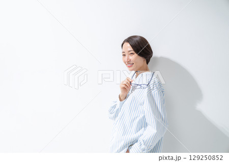 眼鏡を持った女性	 129250852