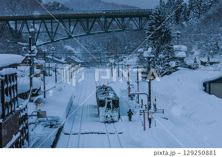 深雪に包まれたローカル駅の朝 129250881
