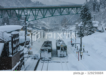 積雪のほっとゆだ駅と鉄道の冬景色 129250884
