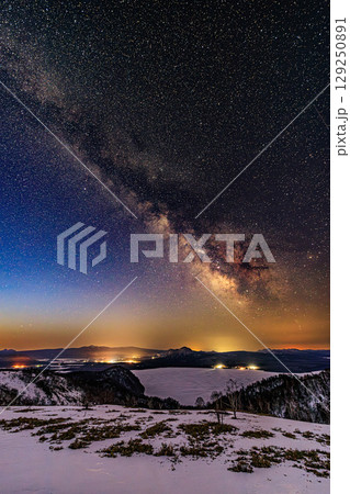 美幌峠から望む天の川と冬の屈斜路湖 美幌峠から望む天の川と冬の屈斜路湖 129250891