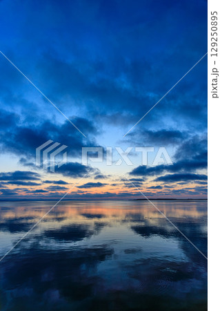 サロマ湖に映る幻想的な夕暮れ サロマ湖に映る幻想的な夕暮れ 129250895