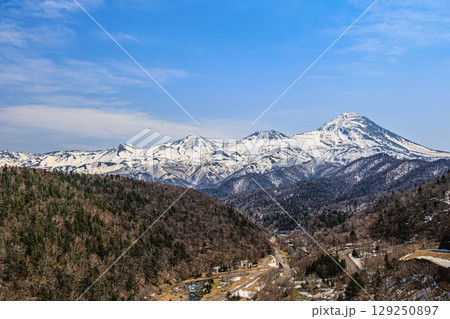 春を迎える知床連峰の絶景 129250897