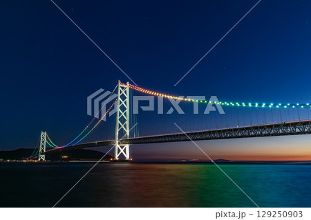 ライトアップされた明石海峡大橋 ライトアップされた明石海峡大橋 129250903