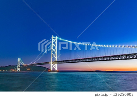 ライトアップされた明石海峡大橋 129250905