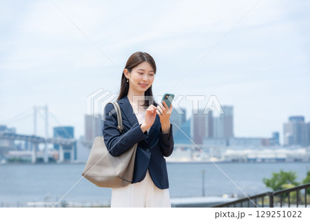 ビジネス 女性 スマートフォン スマホ ビジネス 女性 スマートフォン スマホ 129251022