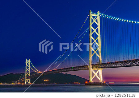 ライトアップされた明石海峡大橋 ライトアップされた明石海峡大橋 129251119