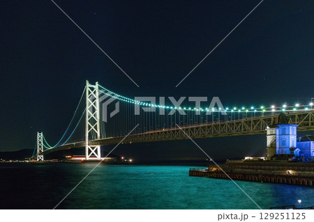 ライトアップされた明石海峡大橋 129251125