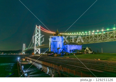 ライトアップされた明石海峡大橋 129251126