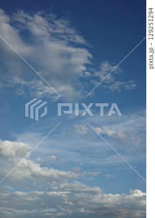 夏の雲がいっぱいの空 129251294