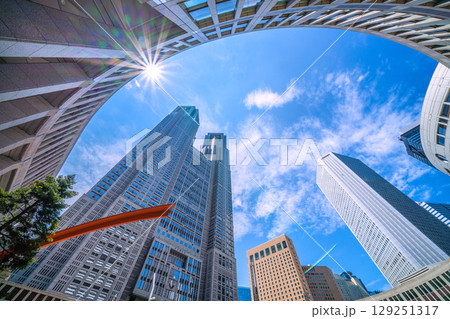 日本の東京都市景観8月5日。猛烈な暑さ…東京都庁やオフィスビル群などを望む…新時代へ、希望の光… 129251317