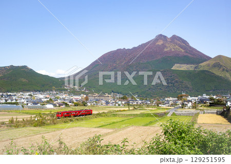 湯布院盆地を走る赤い列車 湯布院盆地を走る赤い列車 129251595