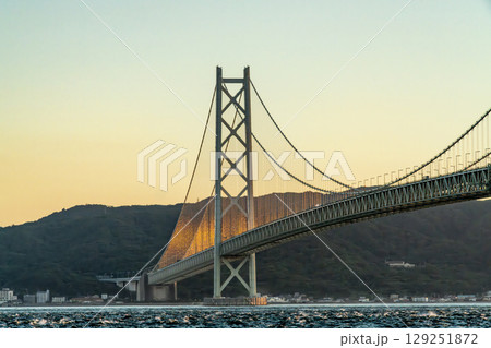 明石海峡大橋の夕暮れ 明石海峡大橋の夕暮れ 129251872