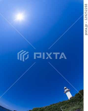 逆光に浮かぶ長崎鼻灯台と夏の空 逆光に浮かぶ長崎鼻灯台と夏の空 129252288