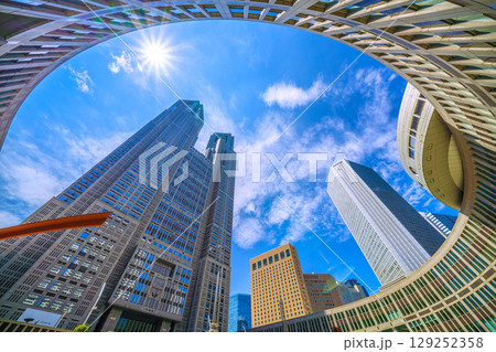 日本の東京都市景観8月5日。東京都庁やオフィスビル群などを望む…新時代へ、希望の光… 日本の東京都市景観8月5日。東京都庁やオフィスビル群などを望む…新時代へ、希望の光… 129252358