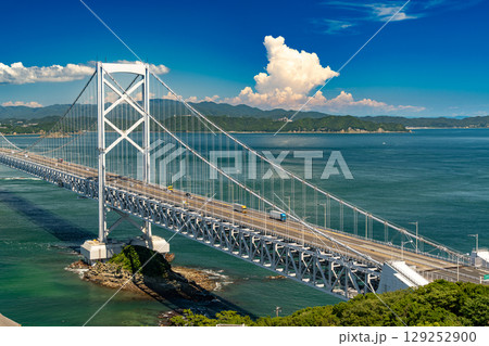鳴門公園から見下ろす鳴門海峡大橋 129252900