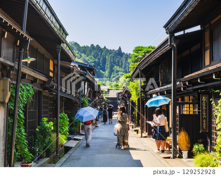 夏の飛騨高山　上三之町　古い町並 129252928