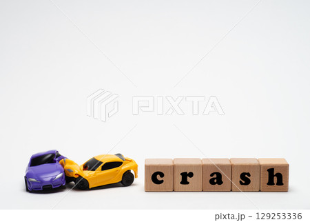 交通事故でボディーが変形したミニカーとcrashの文字 129253336