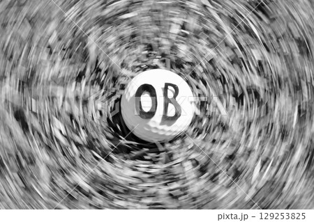 芝生の上に置かれた「OB」文字が入ったゴルフボール「白黒」 芝生の上に置かれた「OB」文字が入ったゴルフボール「白黒」 129253825