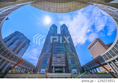 日本の東京都市景観8月5日。東京都庁やオフィスビル群などを望む…新時代へ、希望の光… 129253851