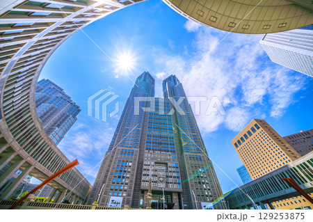 日本の東京都市景観8月5日。猛烈な暑さ…東京都庁やオフィスビル群などを望む…新時代へ、希望の光… 日本の東京都市景観8月5日。猛烈な暑さ…東京都庁やオフィスビル群などを望む…新時代へ、希望の光… 129253875