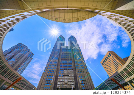 日本の東京都市景観8月5日。猛烈な暑さ…東京都庁やオフィスビル群などを望む…新時代へ、希望の光… 日本の東京都市景観8月5日。猛烈な暑さ…東京都庁やオフィスビル群などを望む…新時代へ、希望の光… 129254374