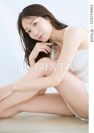 肌に触れてスキンケアする若い女性の笑顔 – 肌に触れてスキンケアする若い女性の笑顔 – 129254662