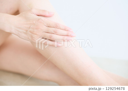 肌に触れてスキンケアする若い女性の笑顔 – 129254678