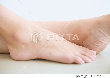 肌に触れてスキンケアする若い女性の笑顔 – 129254680