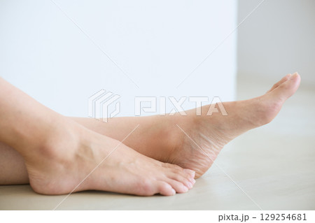 肌に触れてスキンケアする若い女性の笑顔 – 129254681