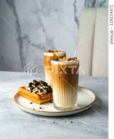 coffee moment, two iced lattes in tall ribbed glass 129254972