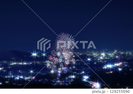高台から望む打ち上げ花火 129255090