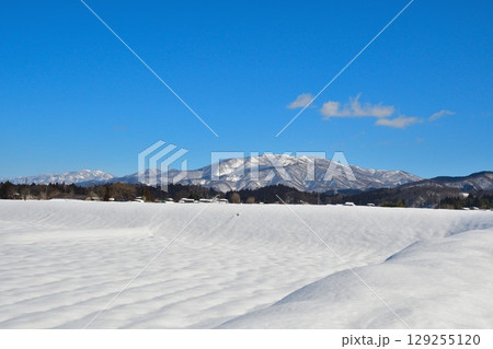 雪の越後平野（新潟県） 129255120