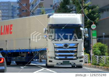 バックで入庫中のトレーラー イメージ バックで入庫中のトレーラー イメージ 129255240