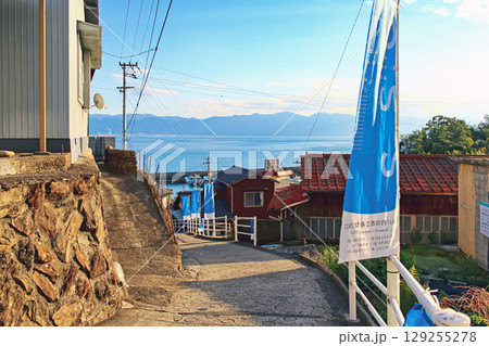 香川】初秋の伊吹島　瀬戸芸ののぼり旗がある街並み 129255278