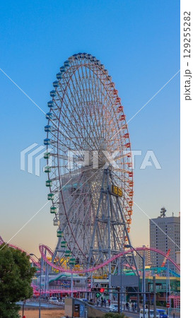 夕日に染まる観覧車 129255282