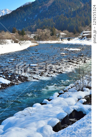 早出川雪景色（新潟県） 129255324