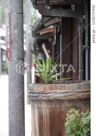 奈良県橿原市今井町の古い街並み 奈良県橿原市今井町の古い街並み 129255442