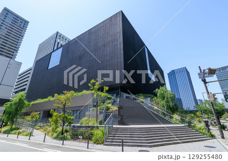 初夏の大阪中之島美術館 (大阪府大阪市北区) 129255480