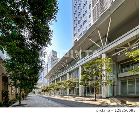 洗練されたビルが建つ街並み 129256095