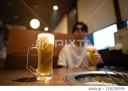 焼肉屋のテーブルに置かれたビール 129256504