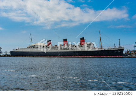 アメリカ　青空と記念艦のキュナード社客船クイーンメリー号　ロサンゼルス　ロングビーチ 129256506