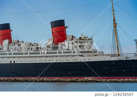アメリカ　青空と記念艦のキュナード社客船クイーンメリー号　ロサンゼルス　ロングビーチ 129256507