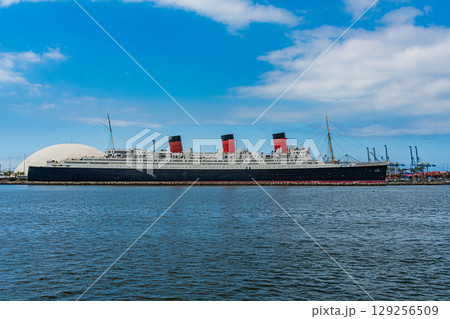 アメリカ　青空と記念艦のキュナード社客船クイーンメリー号　ロサンゼルス　ロングビーチ 129256509