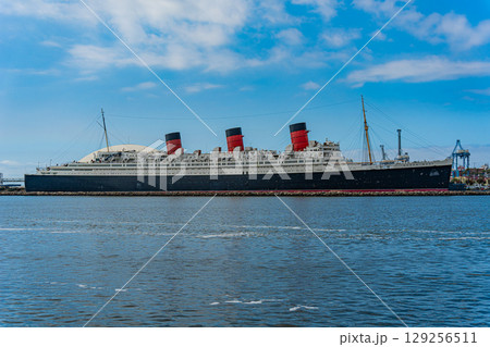 アメリカ　青空と記念艦のキュナード社客船クイーンメリー号　ロサンゼルス　ロングビーチ 129256511