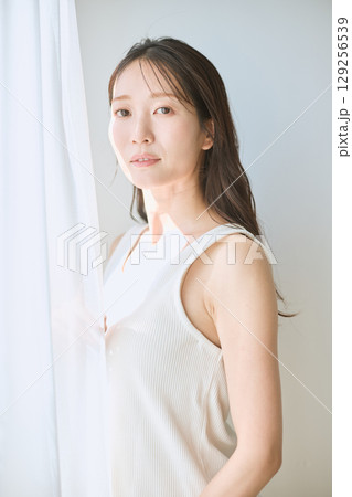 自然光に包まれる女性のナチュラルポートレート 129256539