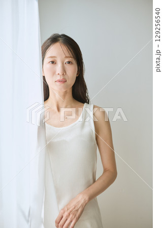 自然光に包まれる女性のナチュラルポートレート 129256540