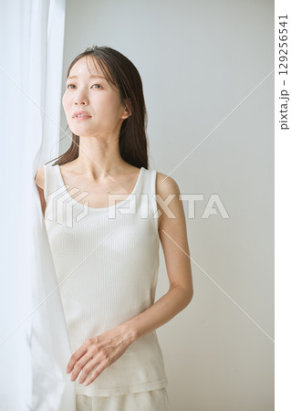 自然光に包まれる女性のナチュラルポートレート 129256541